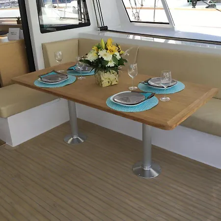 Botel Huck Finn Catamarans