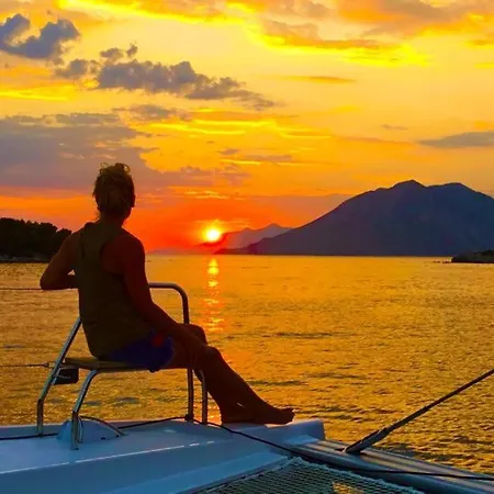 Huck Finn Catamarans Botel *