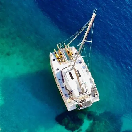 Botel Huck Finn Catamarans Komolac